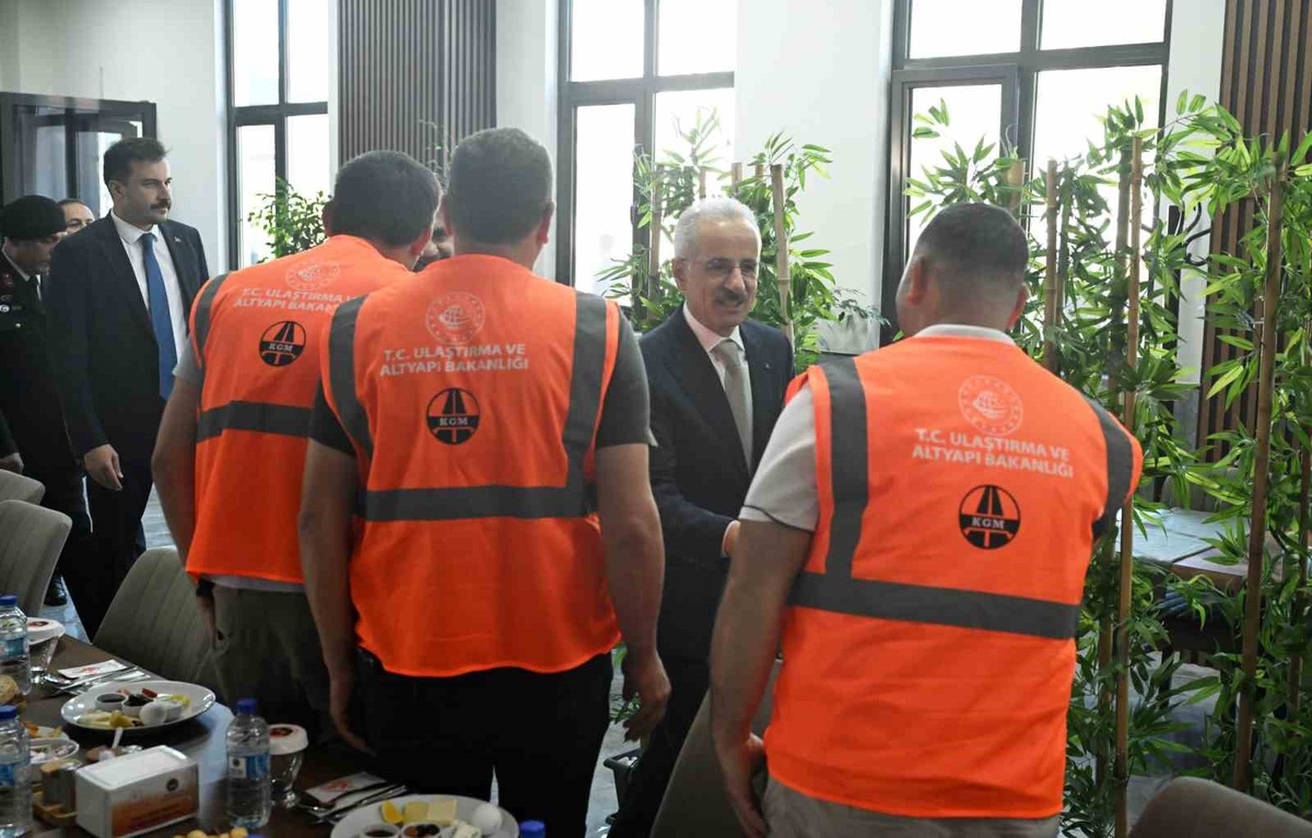 Bakan Uraloğlu Bolu Dağı\'nda Karayolları Çalışanlarıyla Kahvaltı Yaptı