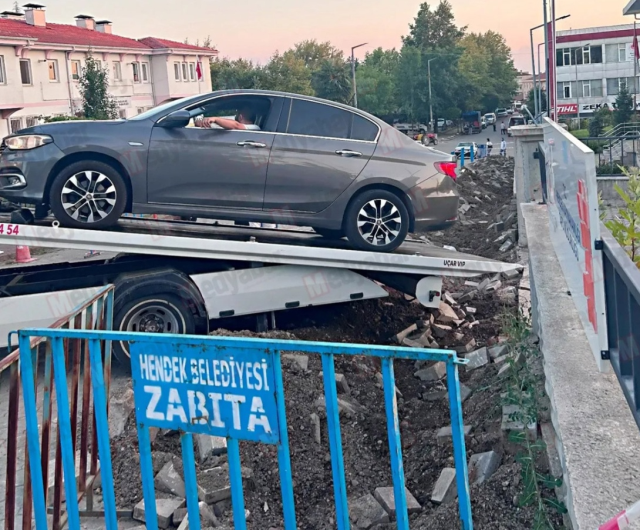 Belediye başkanı tapu müdürüne kızdı, bina önünde kazı çalışması başlattı