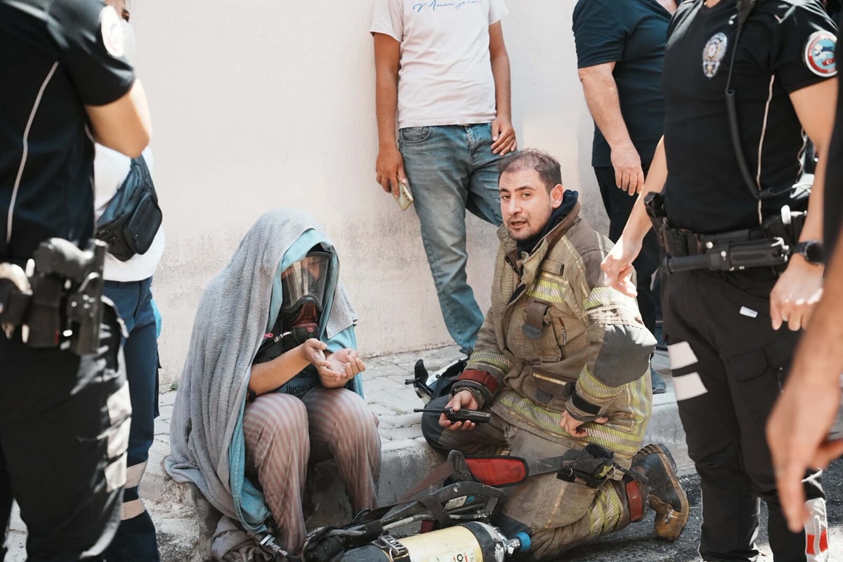 İzmir\'de yangın: 10 kişi kurtarıldı