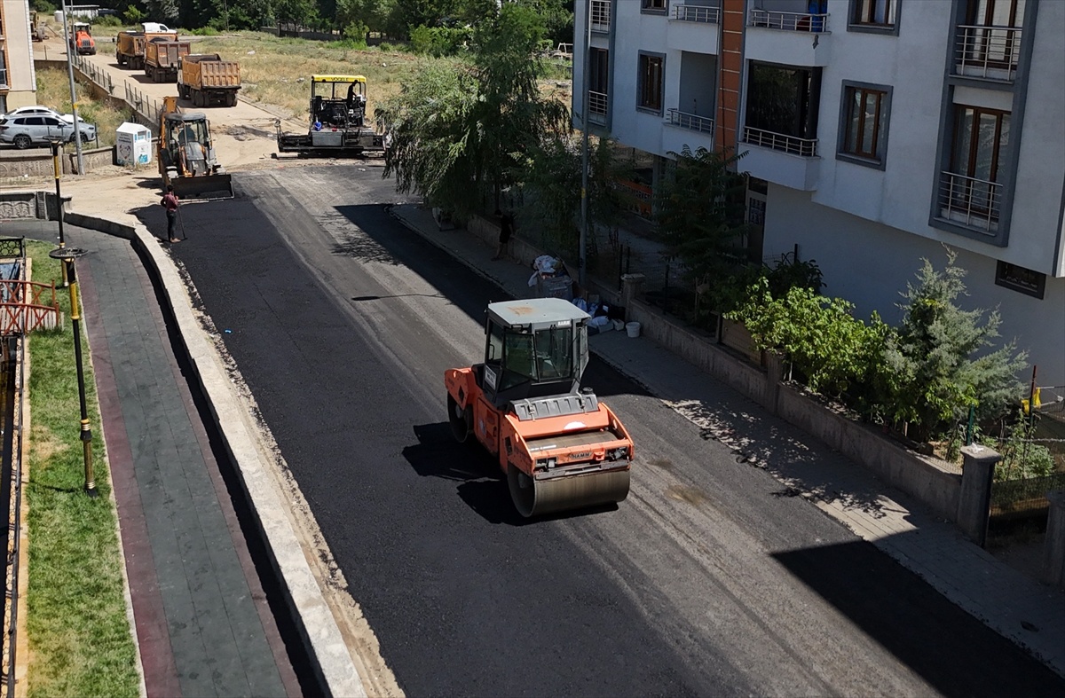 Bingöl Belediyesi 20 kilometrelik yol ağını 40 bin ton asfaltla yenileyecek