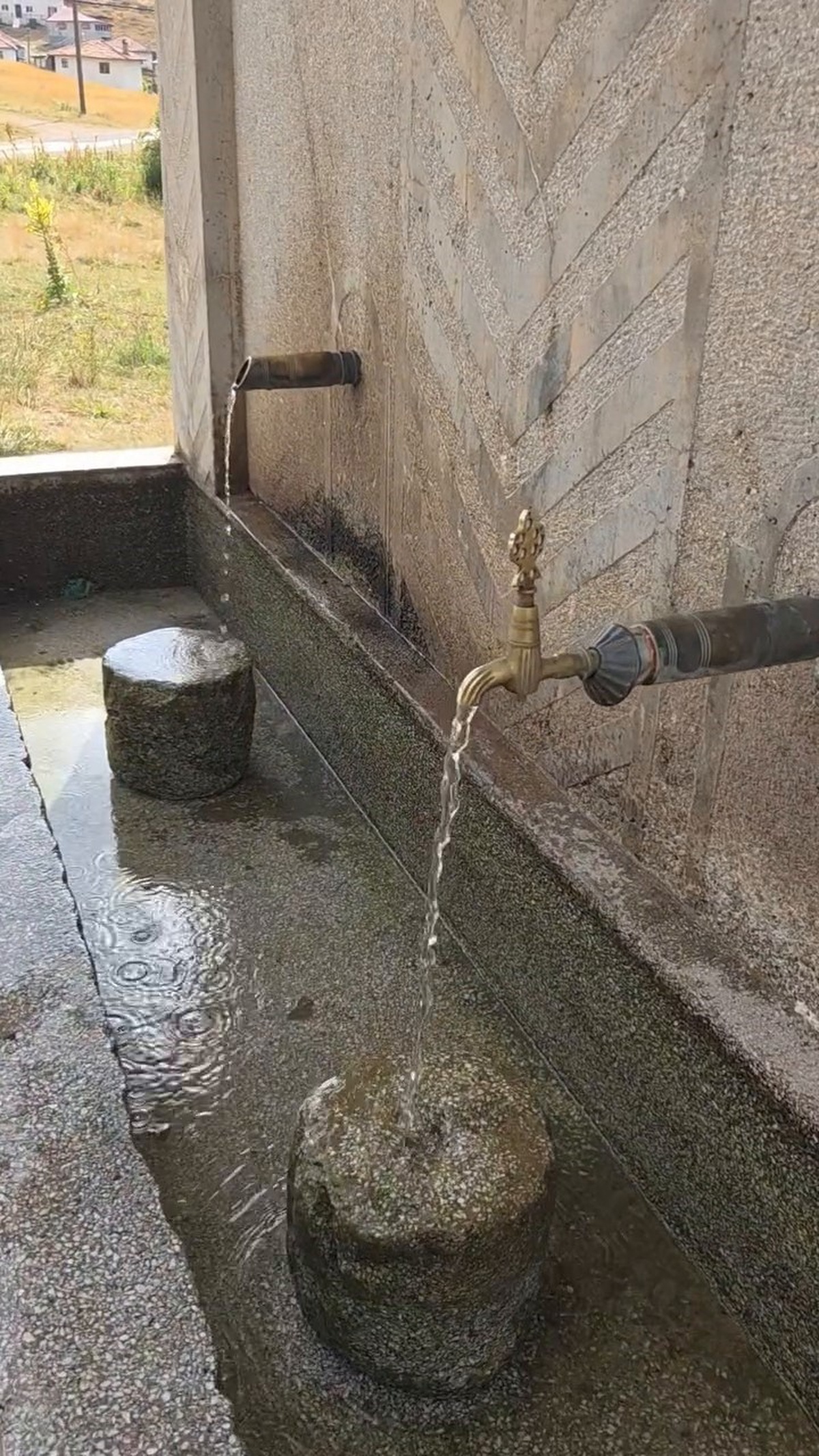 Duyarlı Vatandaş Çeşmeyi Temizledi