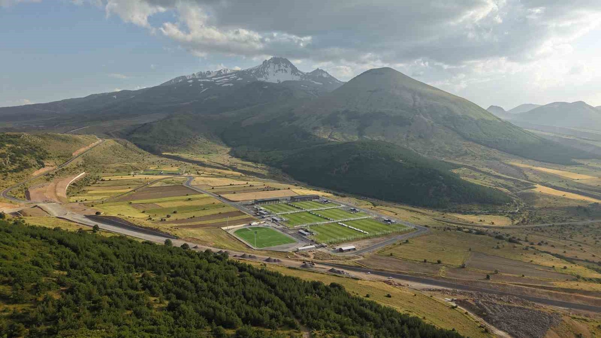Büyükşehir’in spor vizyonu Erciyes’i yeni sezonun vazgeçilmez kamp merkezi yapıyor