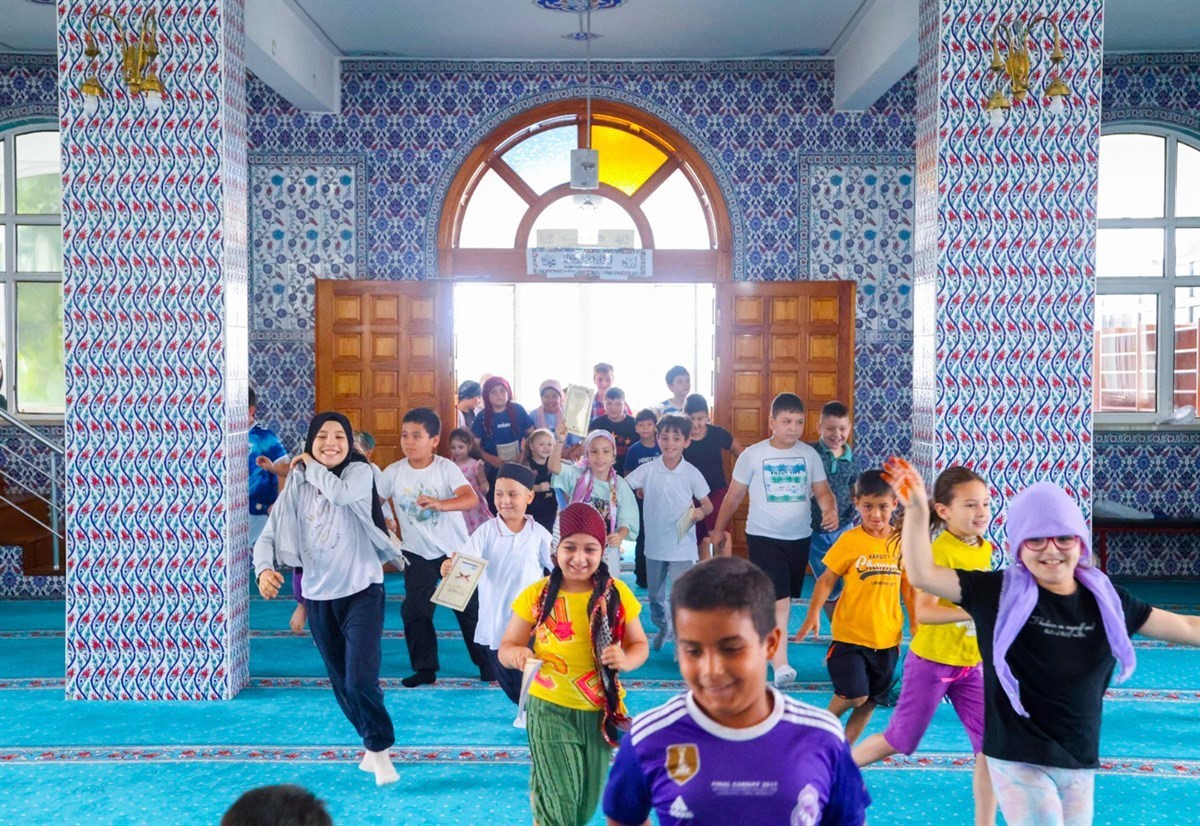 Canik Belediyesi’nden gençlere dondurma ikramı