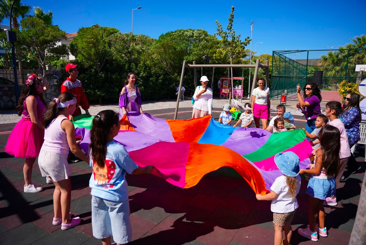 Çeşme’de yenilenen parklarda yaz boyu şenlik var