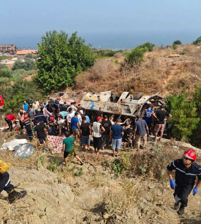Cezayir'de yolcu otobüsü şarampole yuvarlandı: 25 ölü, 44 yaralı