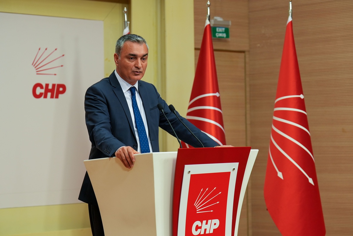 CHP\'den Atatürk Posterine Tepki