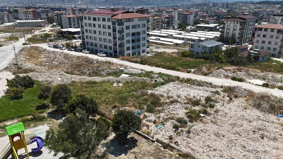 Defne Belediyesi’nin kaçak dökümlere ’Dur’ diyememesi, sokakta moloz dağları oluşmasına neden oldu