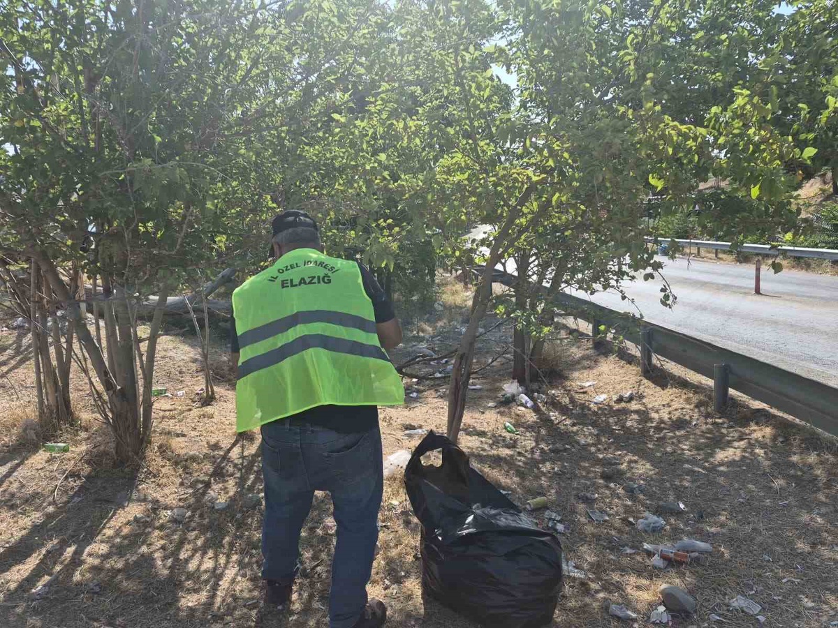 Elazığ\'da 4 Ton Çöp Toplandı