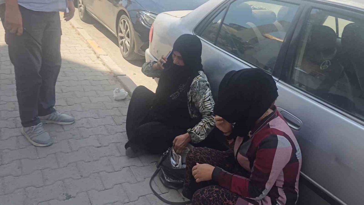 Elazığ’da dilencilere zabıta operasyonu: Aracın arkasına saklanıp telefonla konuşuyor gibi yaptılar