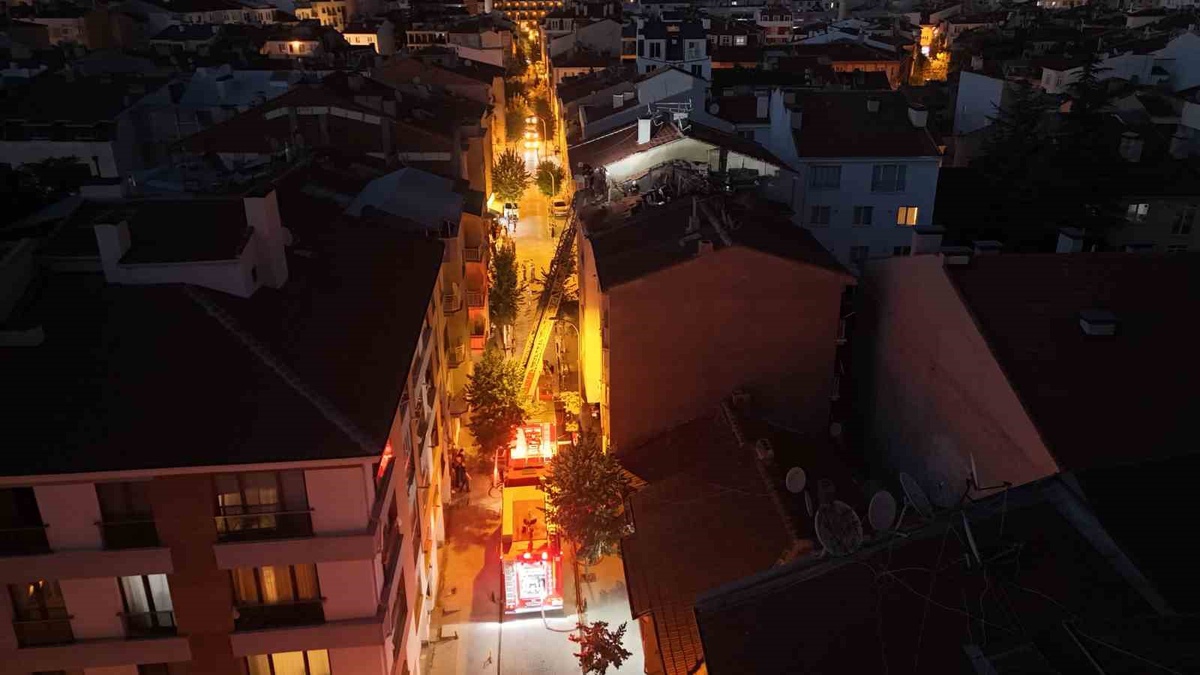 Eskişehir\'de Binada Yangın