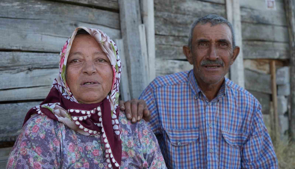 Evleri yanan kadın gözyaşı döken eşini teselli etti: "Ağlama, canımıza bir şey olmadı"