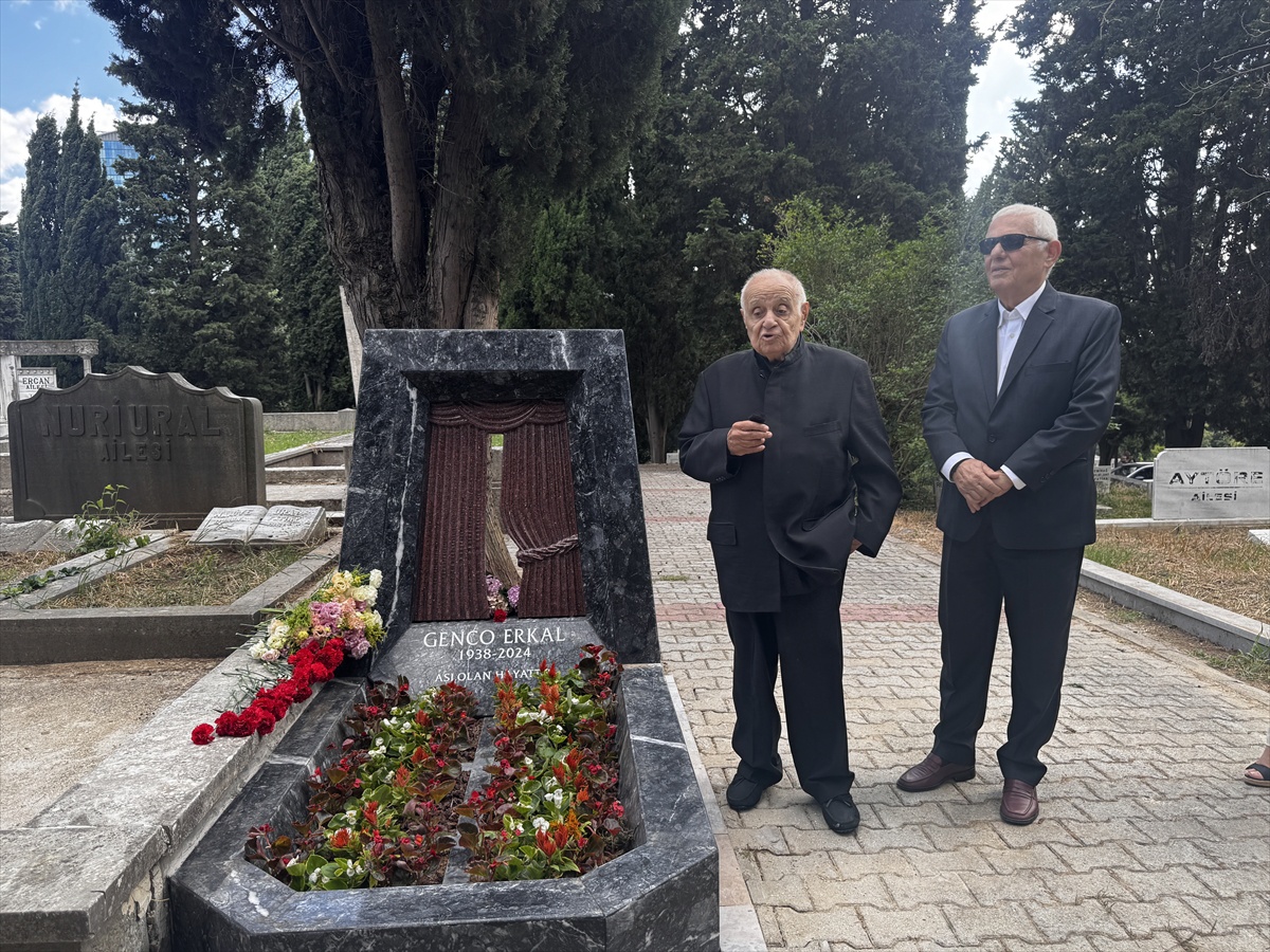 Genco Erkal\'ın Anıt Mezarı Açıldı