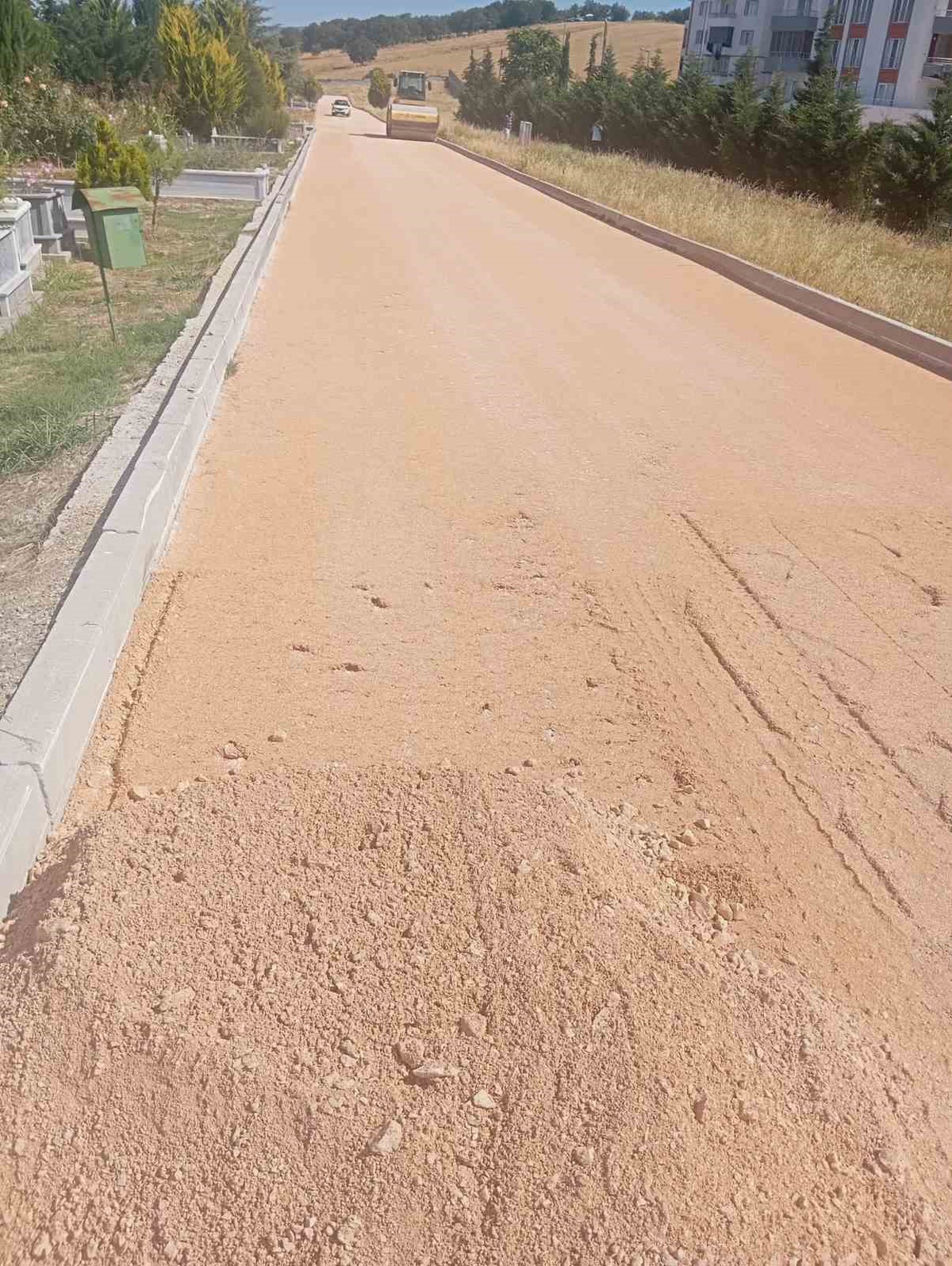 Hamitler Kent Mezarlığı’ndaki ara yollara soğuk asfalt atılıyor