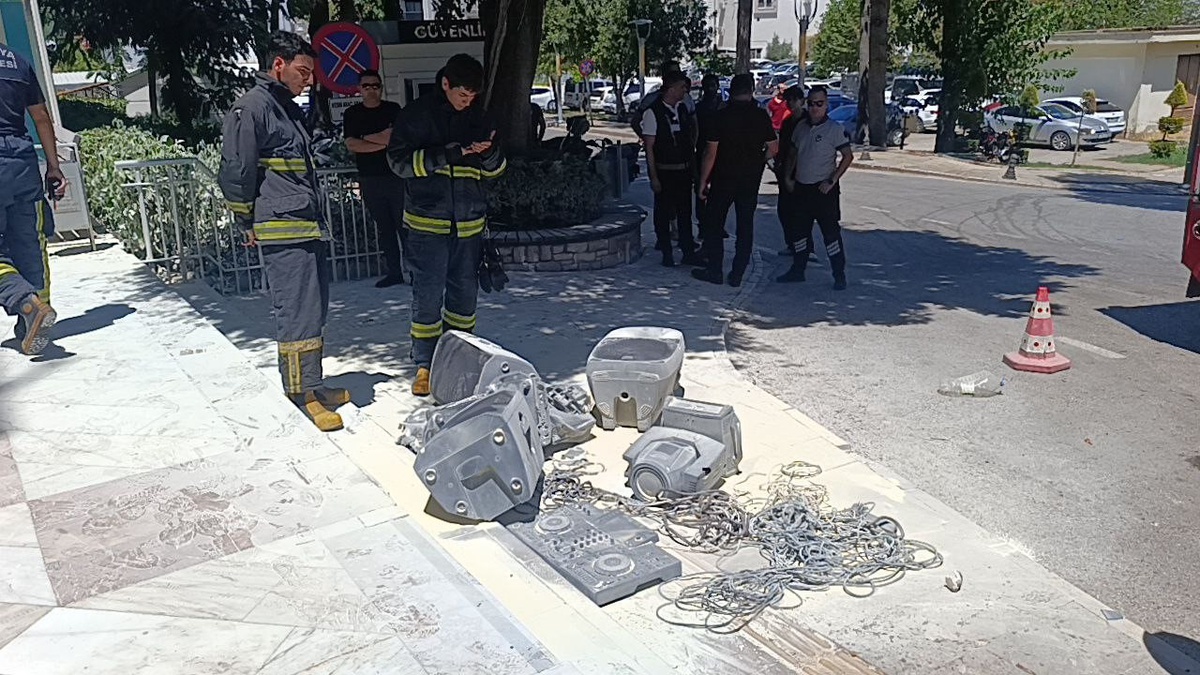 İşletme sahibi 800 bin lira ceza yemesine sebep olan ses sistemini belediye önünde benzin döküp yaktı
