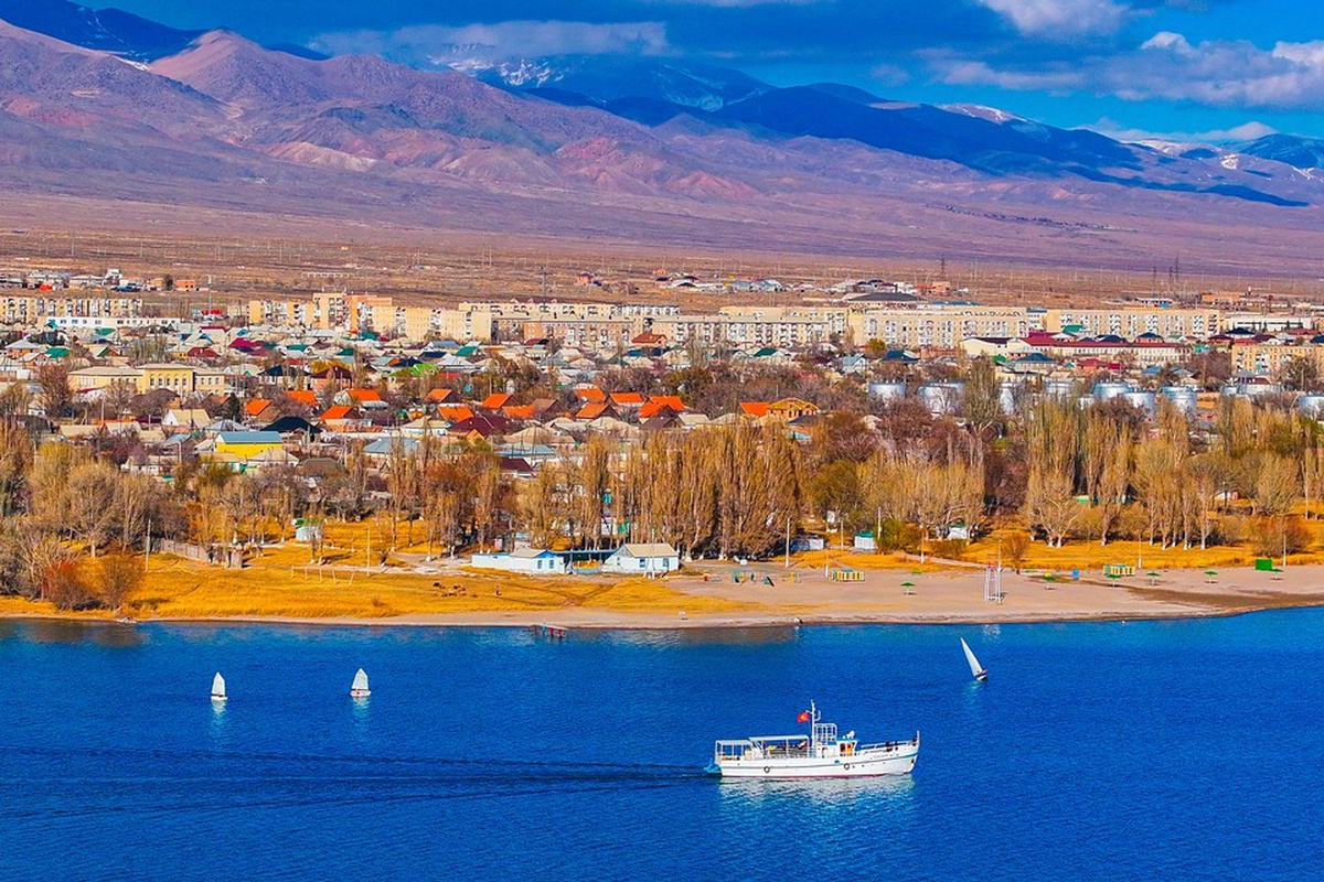 Issık Göl: Kırgızistan\'ın Turizm Cenneti
