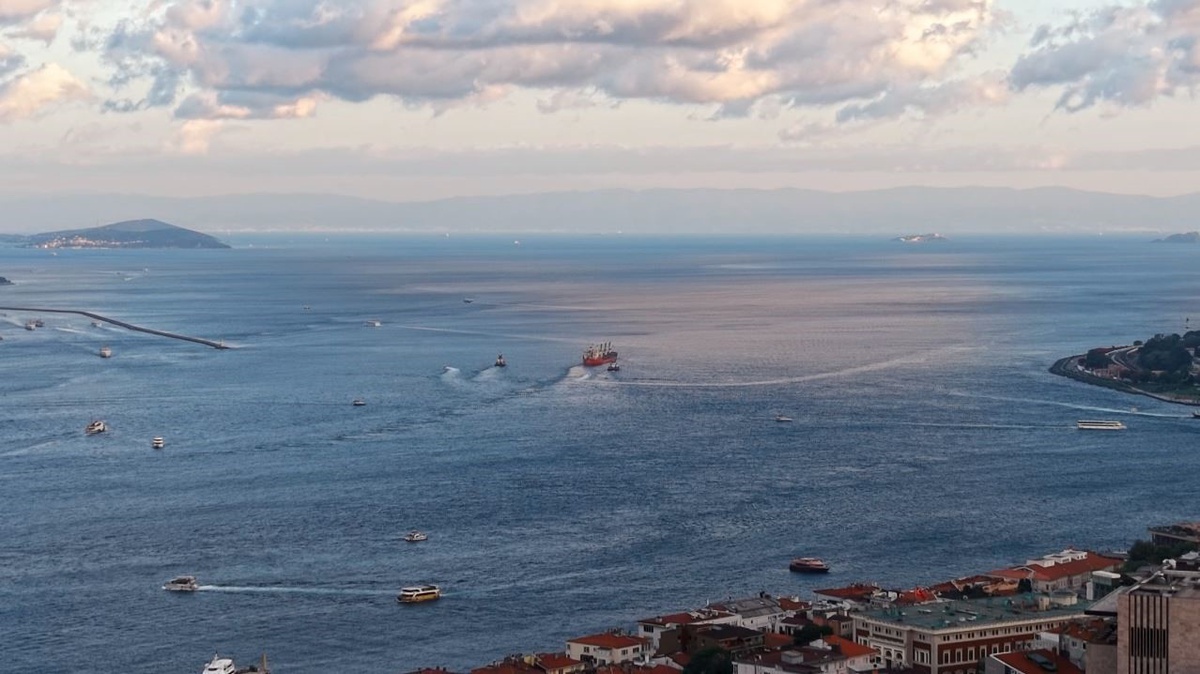 İstanbul Boğazı\'nda Yük Gemisi Kurtarıldı