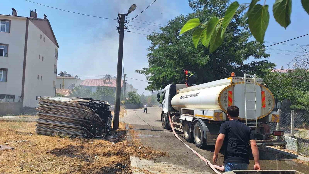 Bingöl\'de Plastik Pencere Yangını