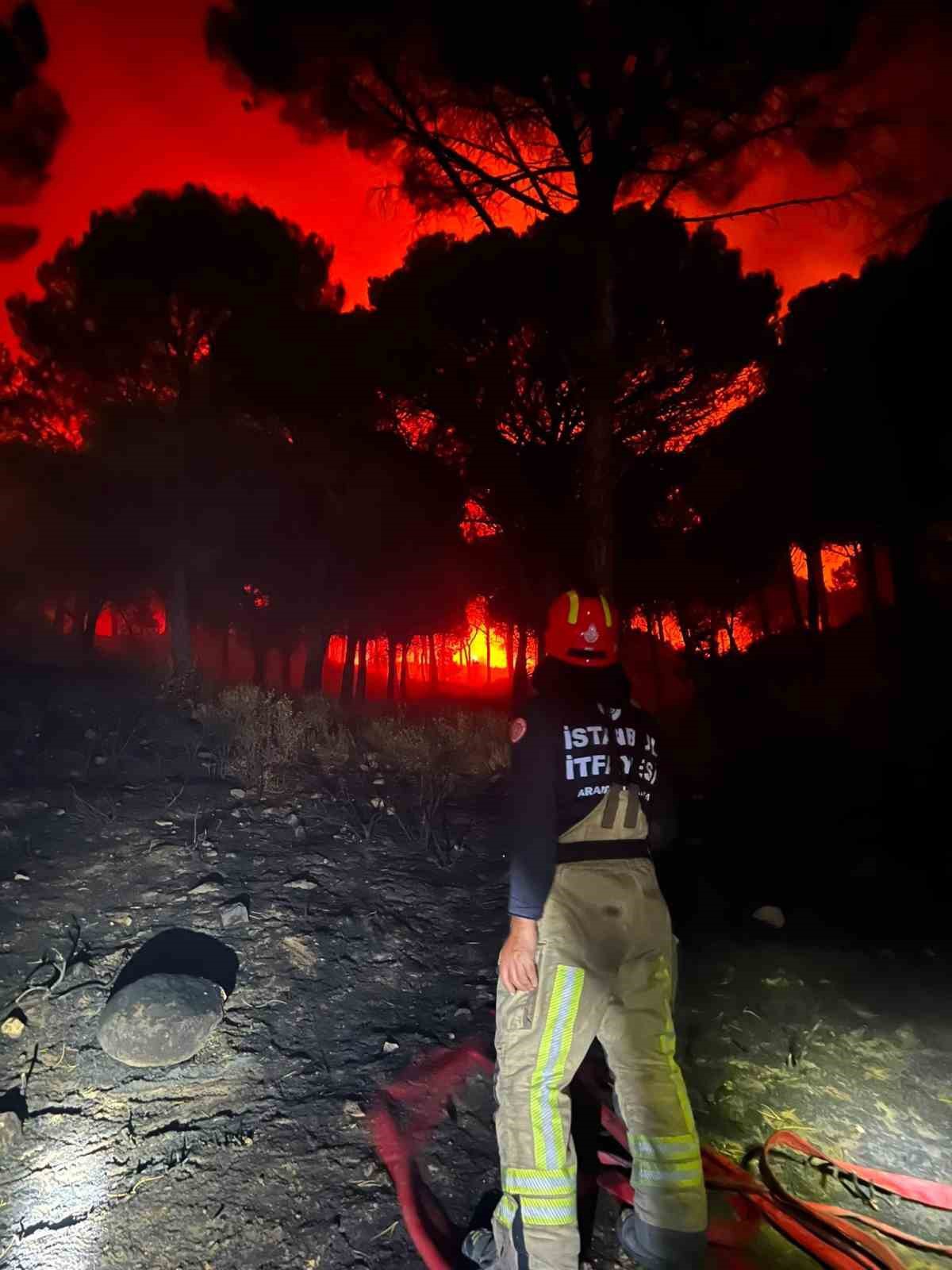 İtfaiye Ekipleri Alevlerle Mücadelede Zor Anlar Yaşadı