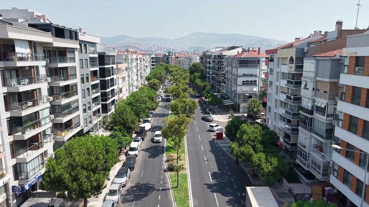İzmir Büyükşehir Belediyesi, Girne Bulvarı’nı baştan sona yeniledi