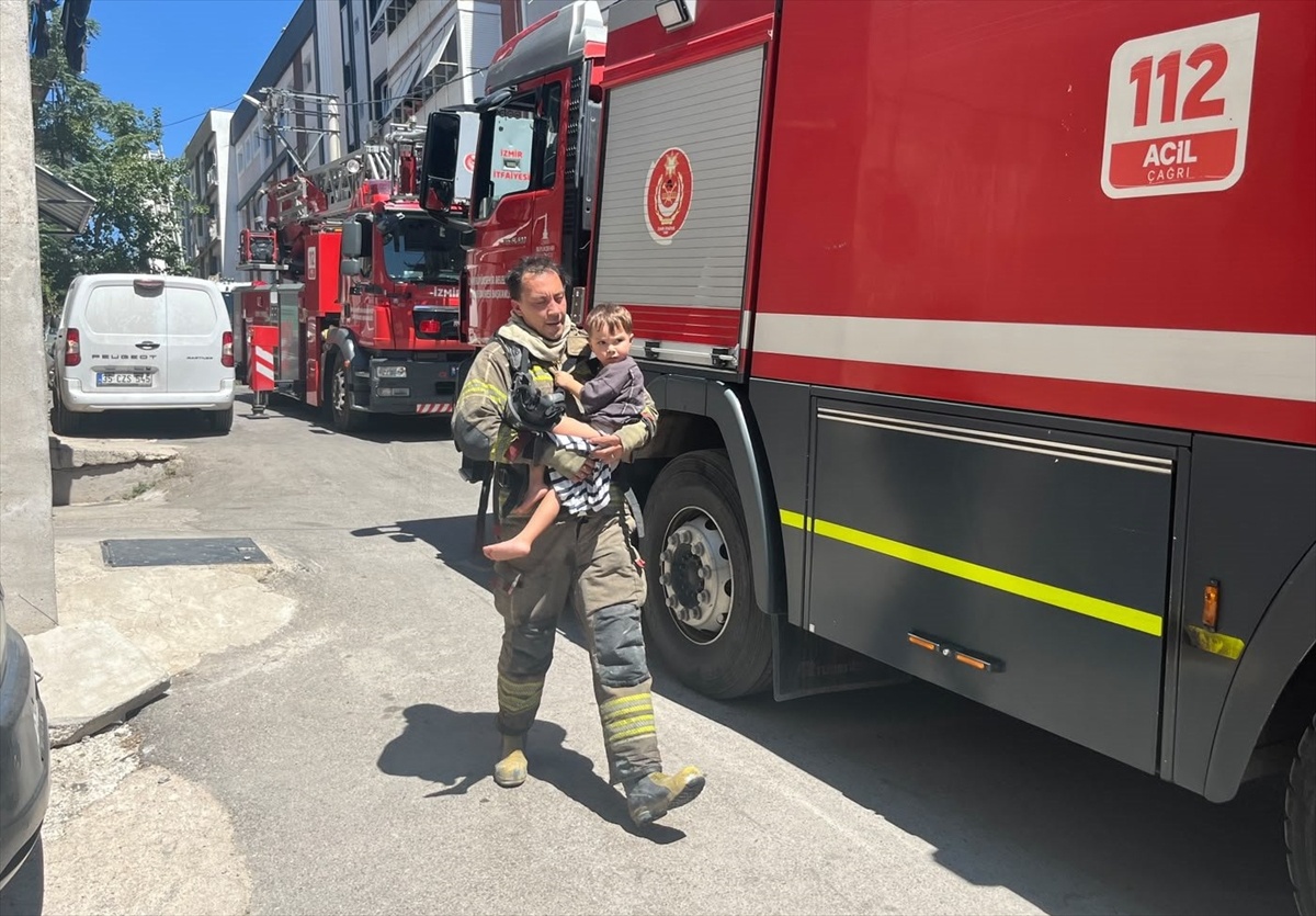 Bayraklı\'da Yangın: 10 Kişi Kurtarıldı