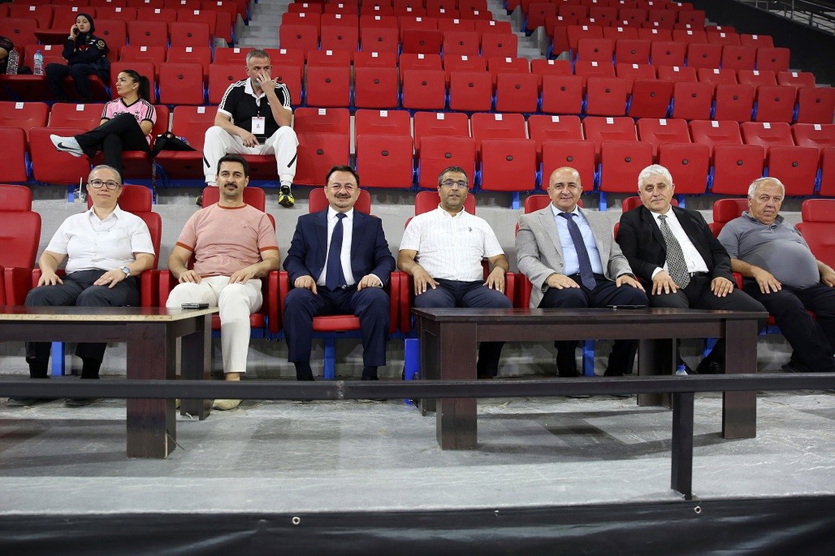 Üniversiteden Karate Antrenörlüğü Eğitimi
