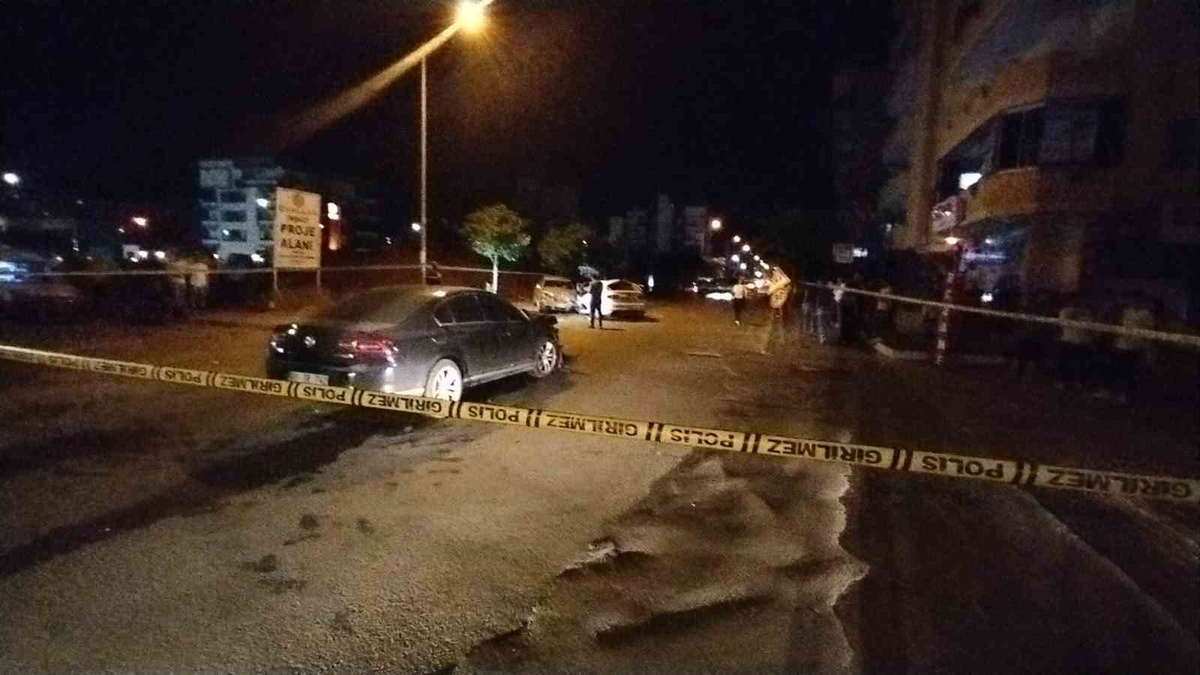 Kavşakta feci kaza: 3 otomobil hurdaya döndü, 7 kişi yaralandı