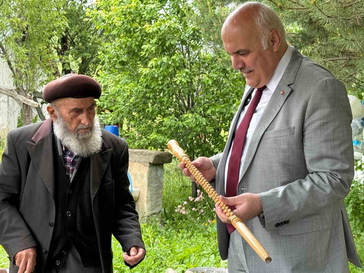 Kızılcahamam Belediye Başkanı Acar, 93 yaşındaki baston ustasını ziyaret etti