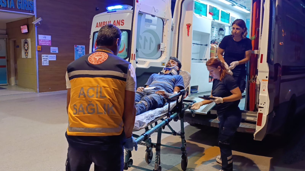 İnegöl\'de Otomobil Ağaçla Çarpıp Hurdaya Döndü