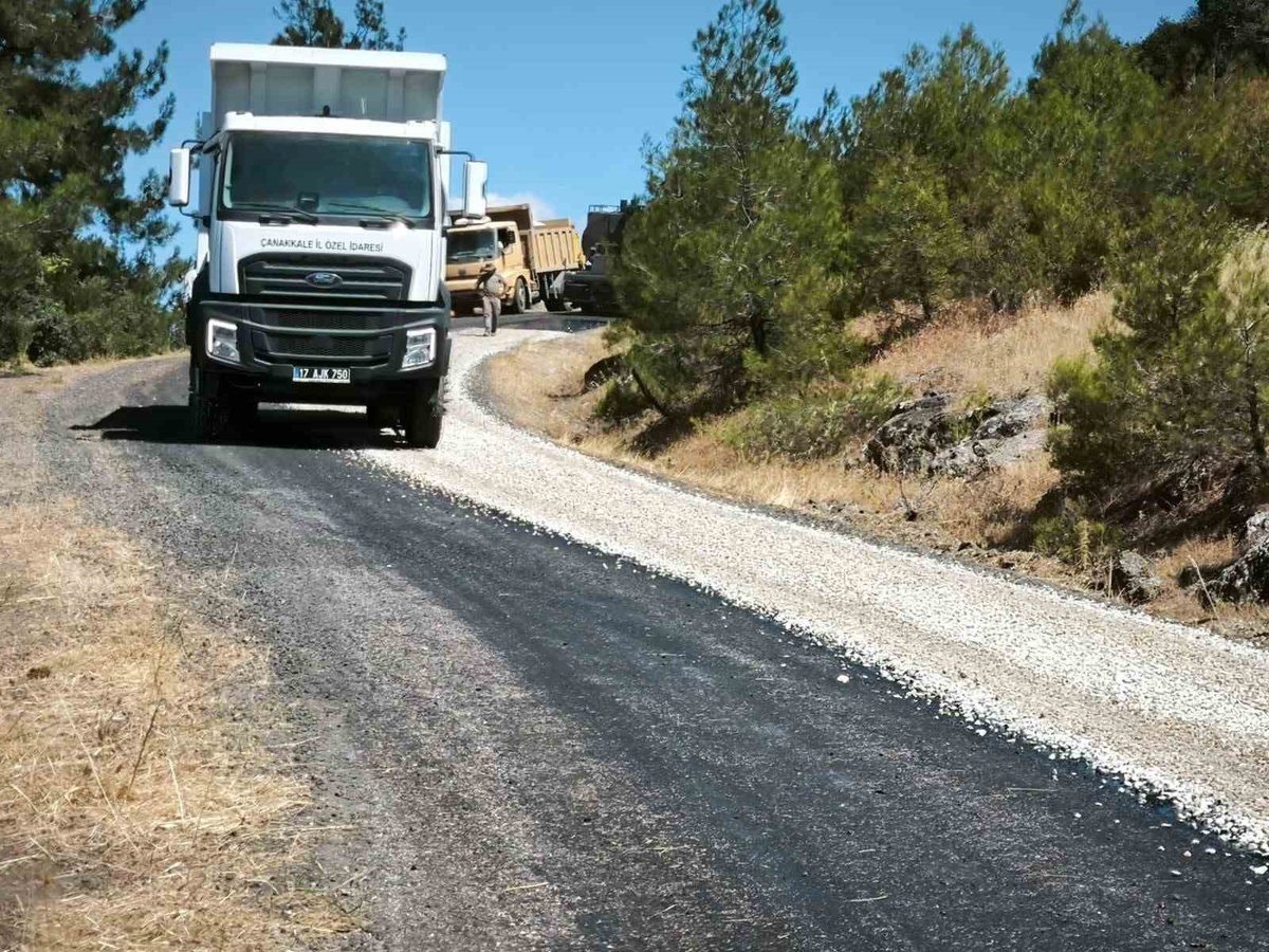 Çanakkale\'de Köy Yollarına Sıcak Asfalt