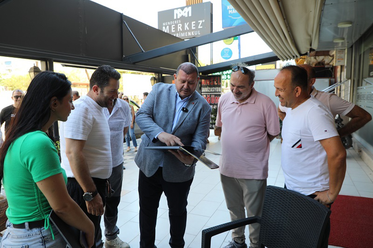 Menderes Belediye Başkanı Çiçek, ekibiyle sahaya indi: "Benim odağım hizmet"