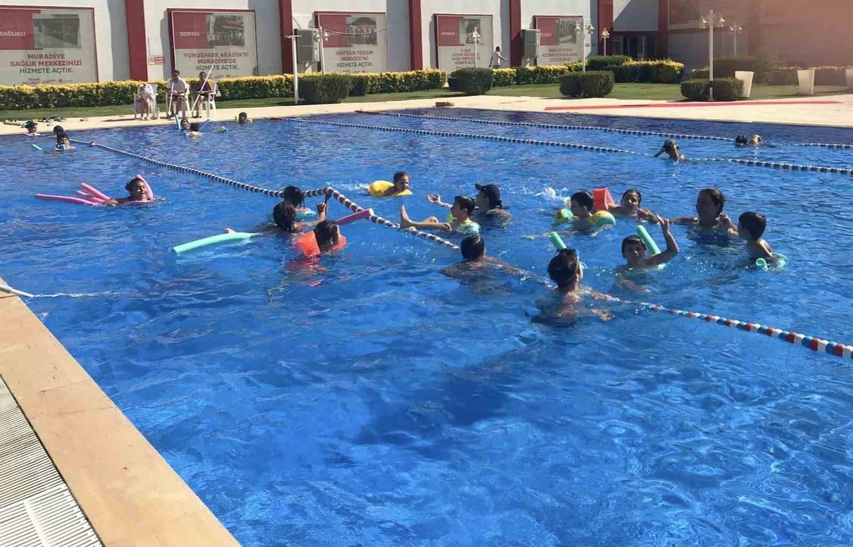 Merkez Efendi’nin minikleri havuzla buluştu