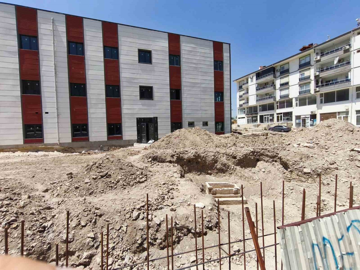 Mersin\'de İnşaatta Lahit Mezar Bulundu