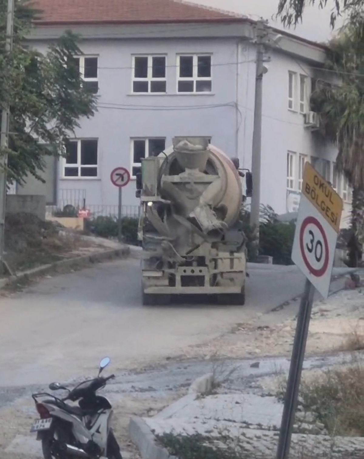 Beton Mikseri Yolda Beton Döküyor