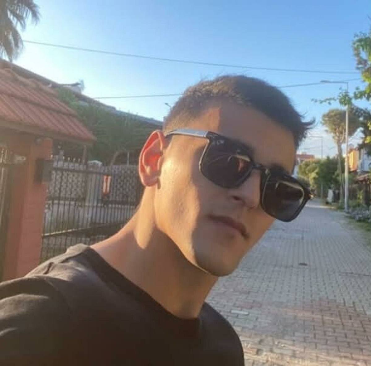 İzmir\'de Trafik Kazası: Üniversite Öğrencisi Hayatını Kaybetti