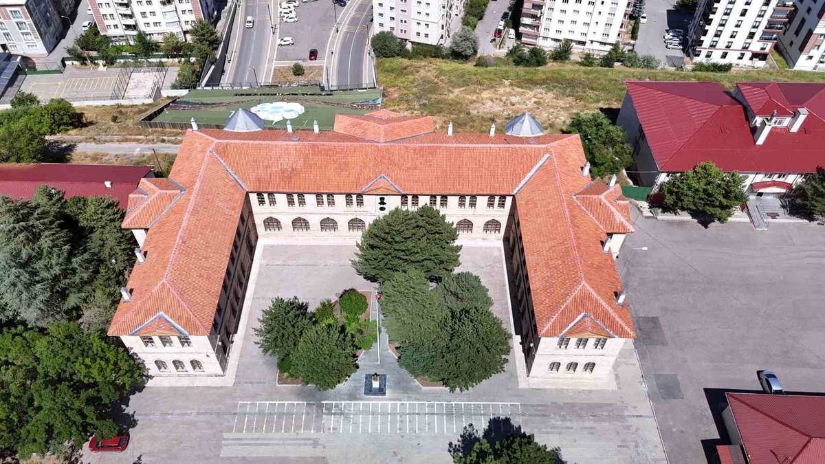 Sivas’ta 1 buçuk asırdır kesintisiz eğitim veren metkep günümüzde de eğitime ışık tutuyor