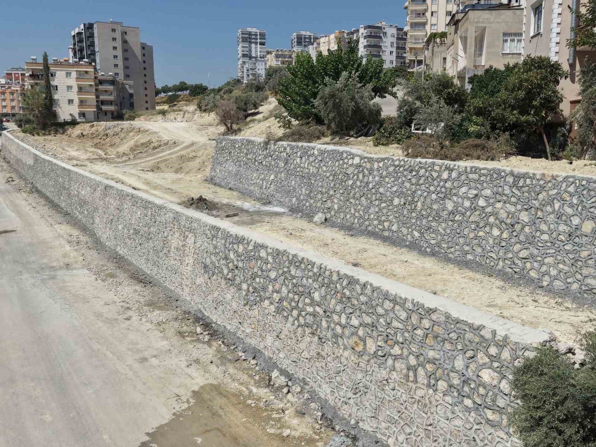 Tarsus’ta riskli bölgeye 240 metrelik istinat duvarı yapıldı