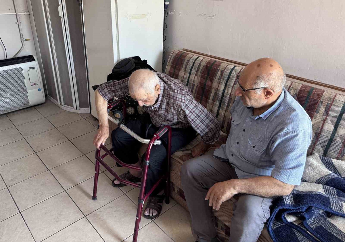 93 Yaşındaki Niyazi Amca Çay Ocağında Yaşıyor