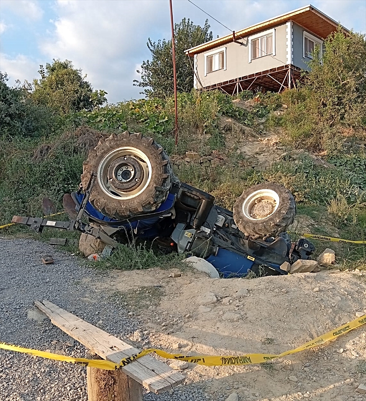 Kozan\'da Traktör Devrildi, Sürücü Ağır Yaralı