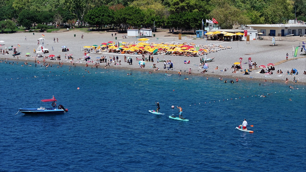 Antalya\'da Sıcak Hava Yoğunluk Yarattı