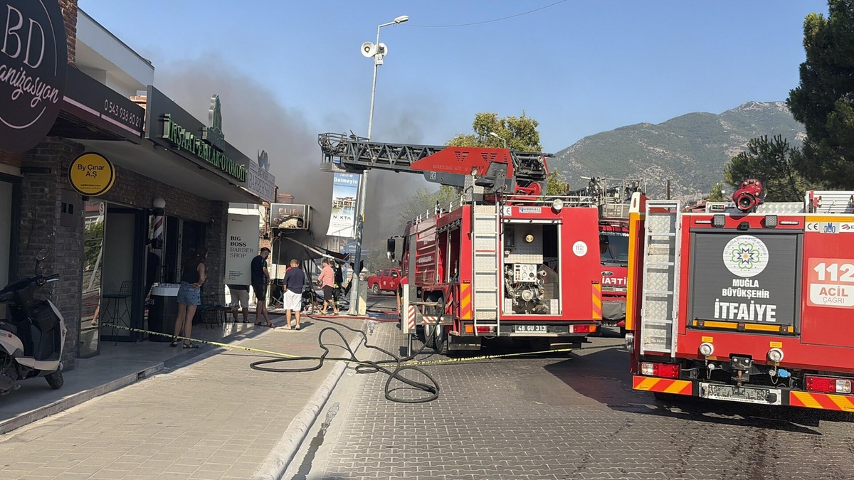 Fethiye\'de Ayakkabı Mağazasında Yangın