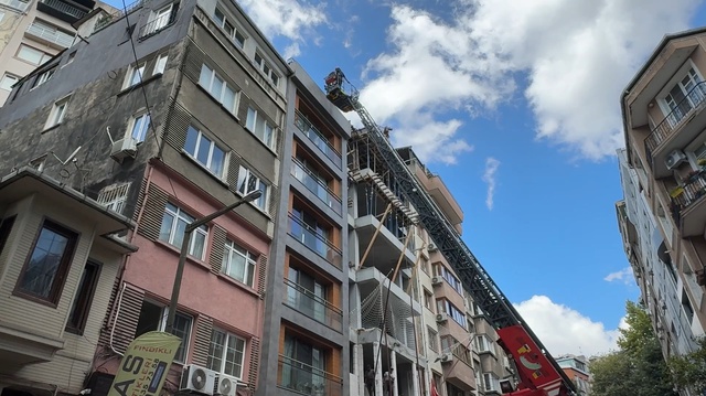 Çıplak çatıya çıktı, uygunsuz hareketler yaptı! Gören telefona sarıldı