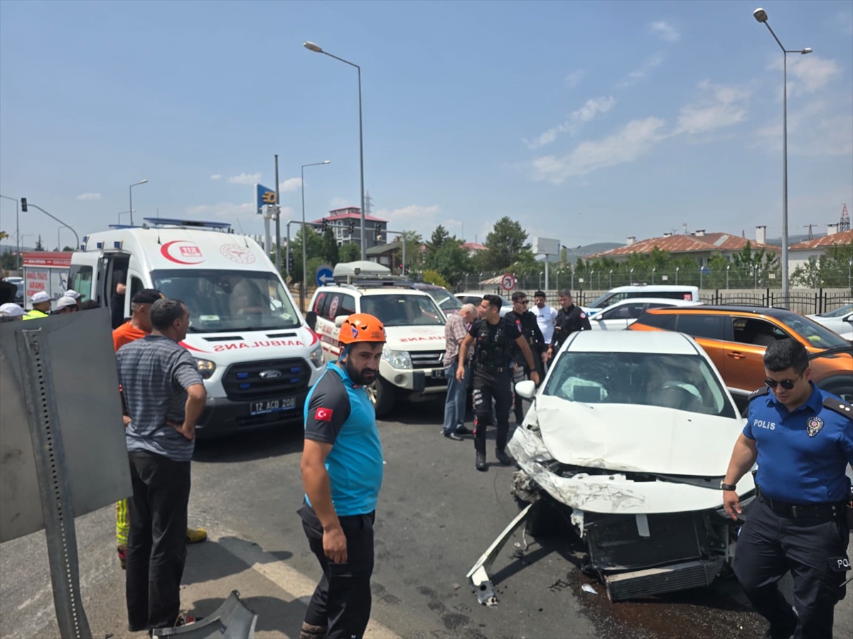 Bingöl\'de Trafik Kazası: 3 Yaralı