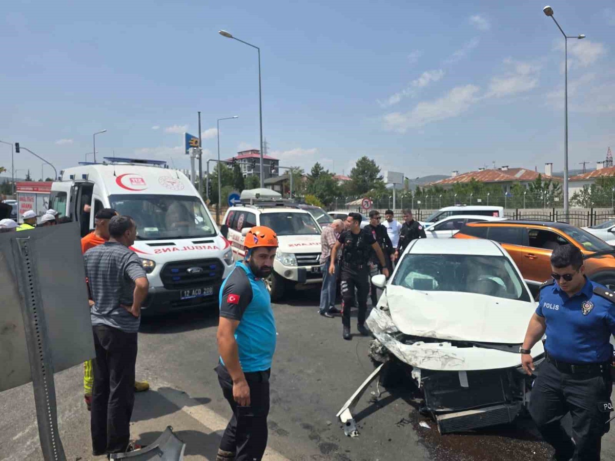 Bingöl\'de Trafik Kazası: 3 Yaralı