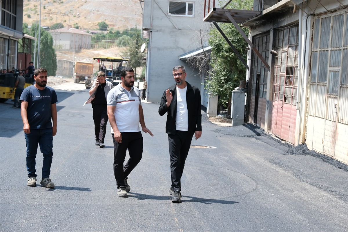 Bitlis\'te Sıcak Asfalt Çalışmaları Devam Ediyor