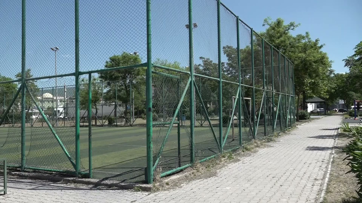 Bornova\'da 5 halı saha yenilendi, yeni tesisler de yapılacak