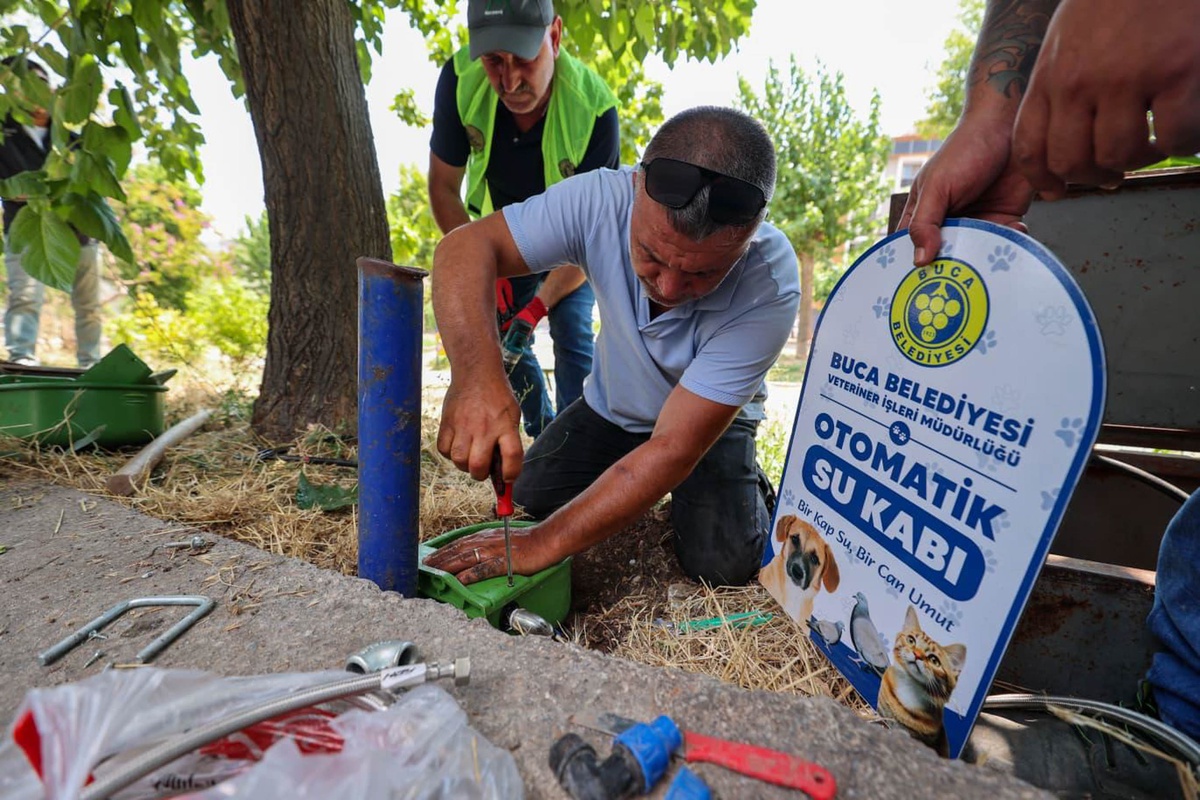 Buca’da parklara "otomatik su kapları" yerleştirildi