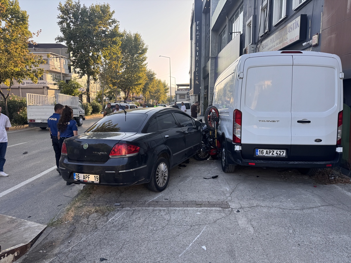 Bursa\'da Motosiklet Kazası: Sürücü Ağır Yaralandı
