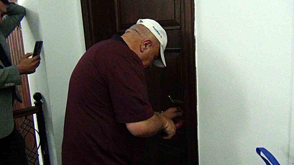 CHP Kars\'ta Anahtar Krizi: Çilingirle Açtılar