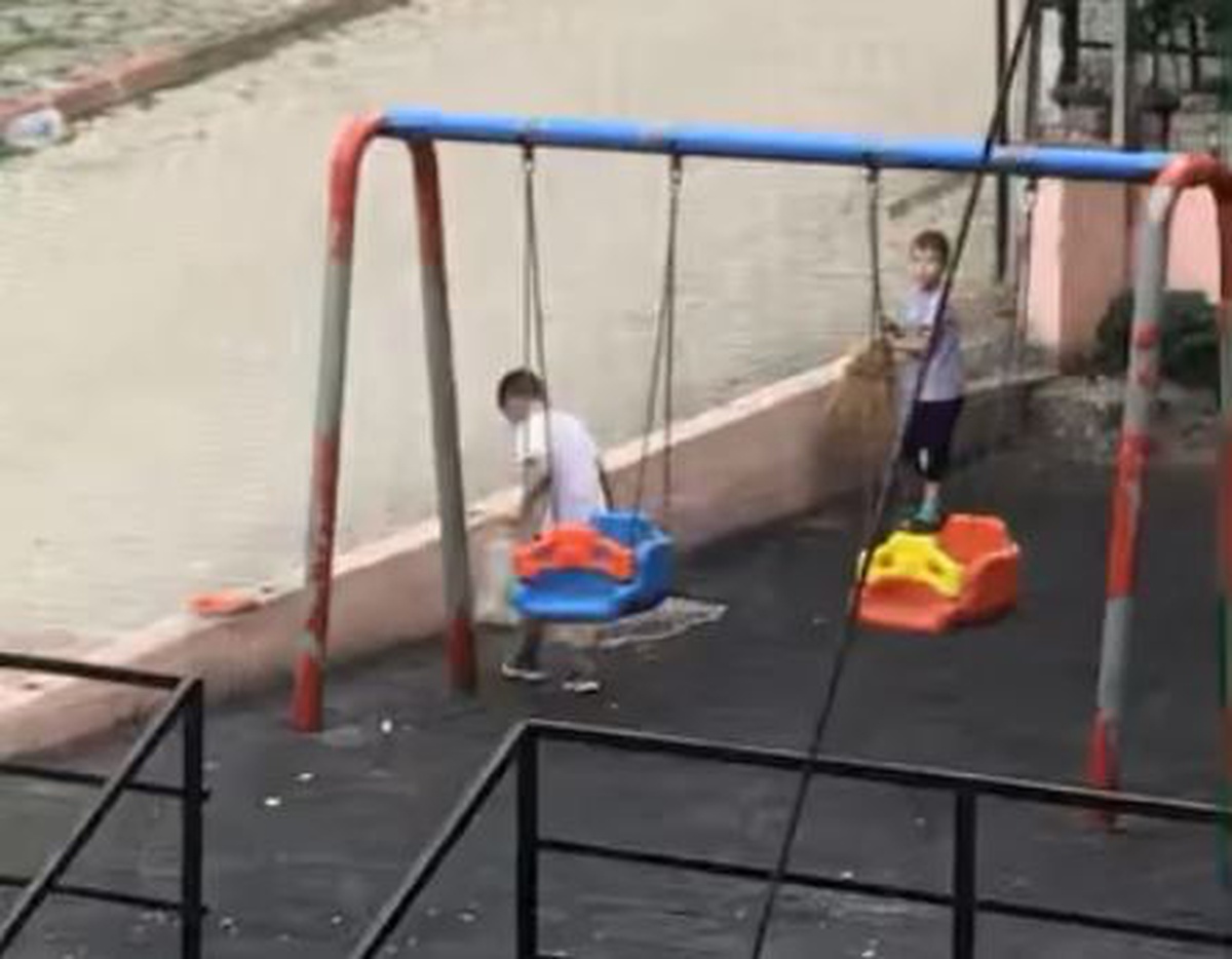Çocuklardan Park Temizliği