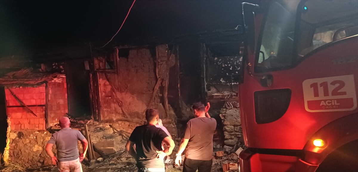 İskilip\'te Yangın: 2 Ev Kullanılamaz Hale Geldi